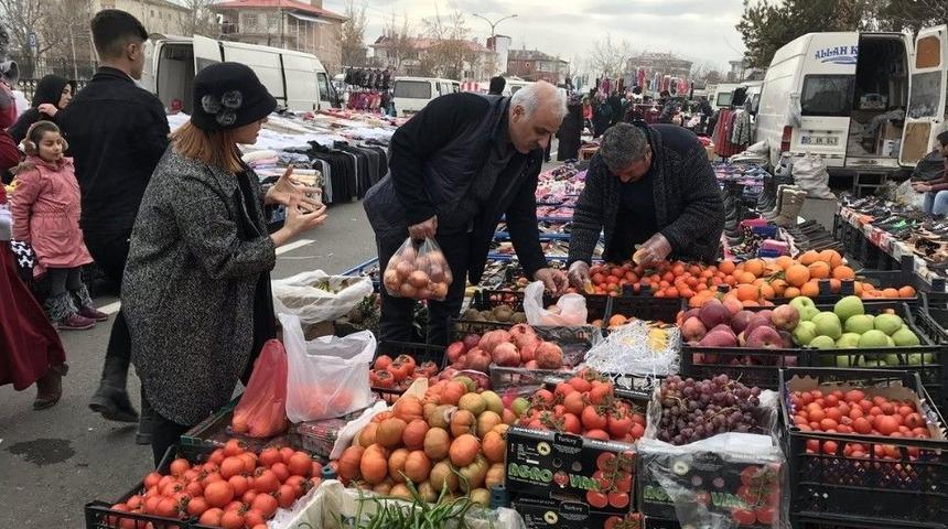 Vali Zorluoğlu Ve Eşi Pazar Alışverişinde