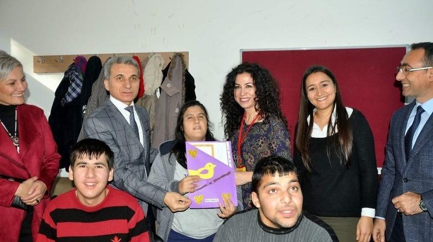 Güzelköy Özel Eğitim Merkezi Öğrencileri Karnelerini Kaymakamdan Aldı