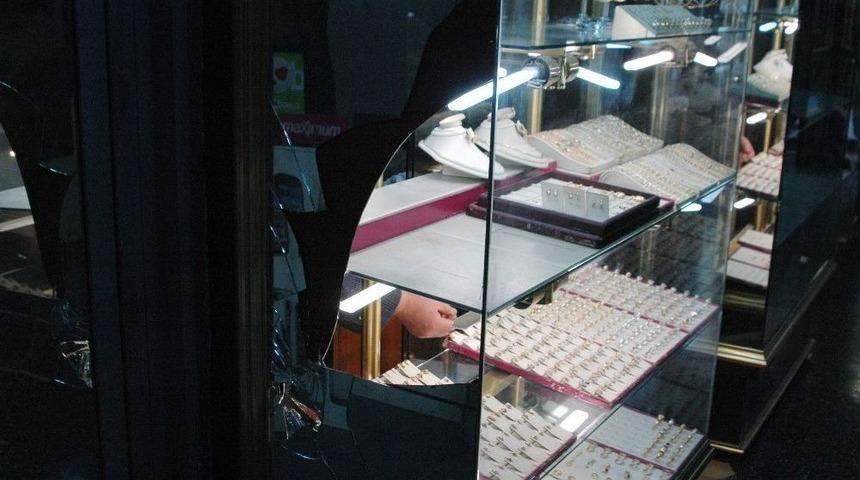 Camı Kırıp G&uuml;peg&uuml;nd&uuml;z Kuyumcu Soydular