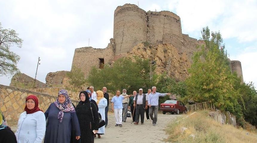 Oltu&rsquo;nun Tarihi Yerlerini Gezdiler