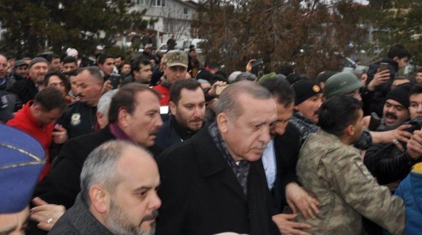 Cumhurbaşkanı Erdoğan&rsquo;ın İl&ccedil;elerine Geldiğini Duyan Stadyuma Koştu