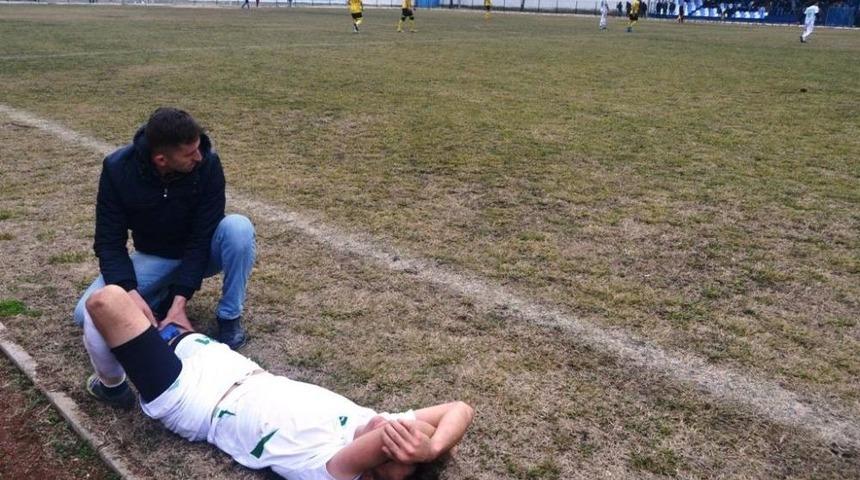 Sakatlanan Futbolcu Saha Kenarında Ambulans Bekledi