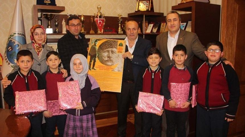 Başkan Arslan, Yabancı Dil &Ouml;ğrencilerine İngilizce Okuma Seti Hediye Etti