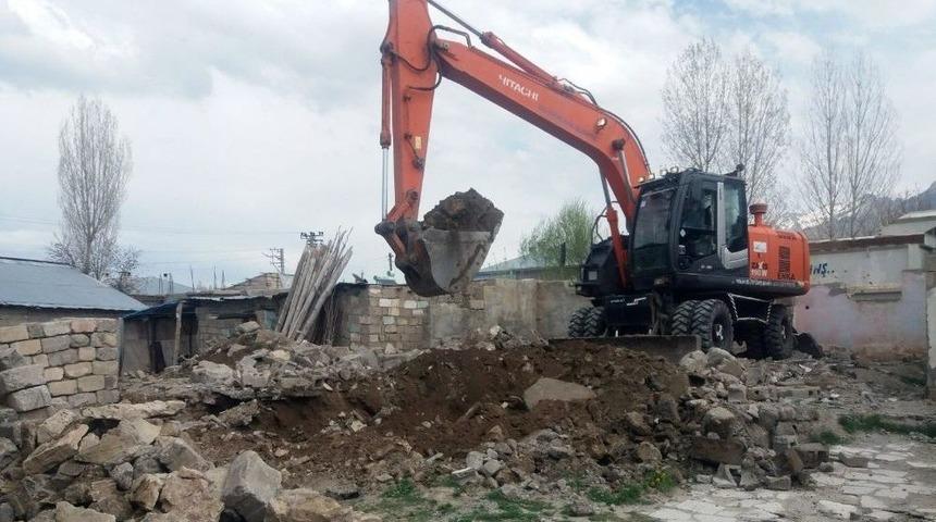 Van&rsquo;da Metruk Yapıların Yıkımı S&uuml;r&uuml;yor