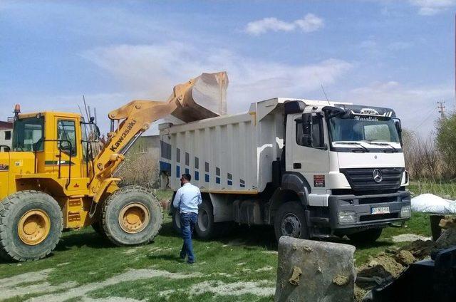 Van’da Metruk Yapıların Yıkımı Sürüyor