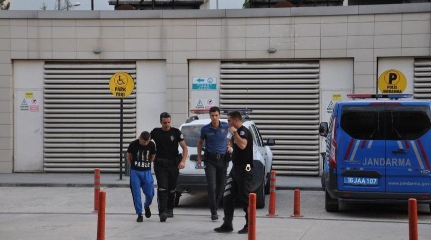 Kovalamacada Yakalanan Ara&ccedil;larda Tabanca Ve Uyuşturucu Ele Ge&ccedil;irildi