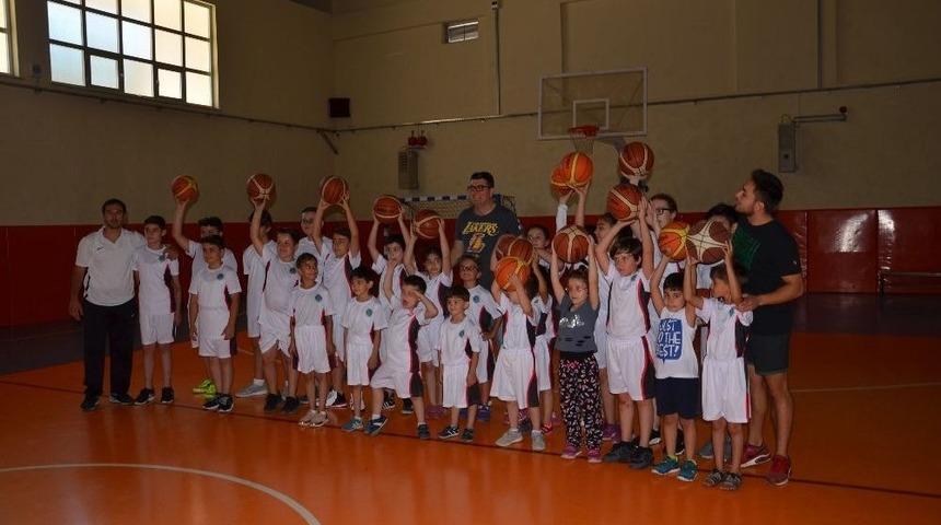 Bilecik Belediyesi Geleceğin Futbolcu Ve Basketbolcularını Yetiştiriyor