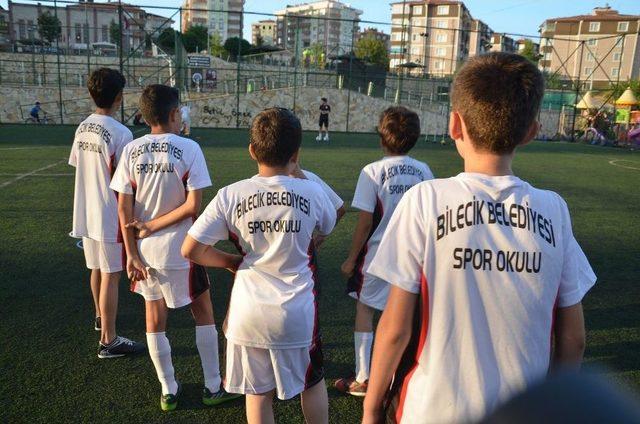 Bilecik Belediyesi Geleceğin Futbolcu Ve Basketbolcularını Yetiştiriyor