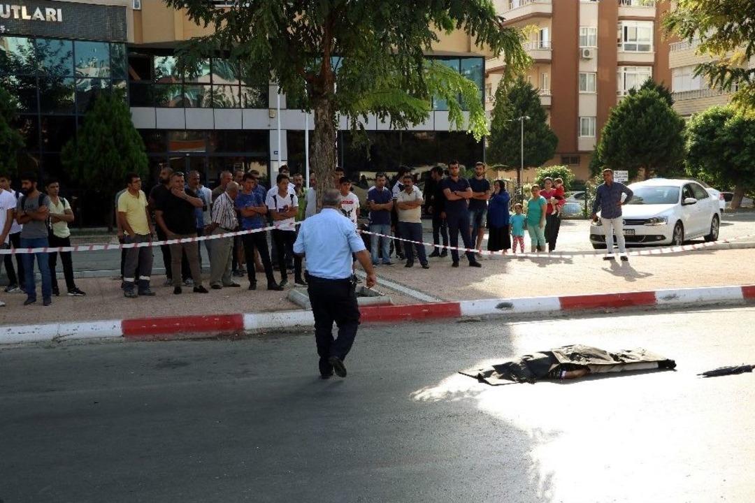 Yaşlı Adam Trafik Kazasında Hayatını Kaybetti, &Ccedil;evredekiler Film İzler Gibi İzledi