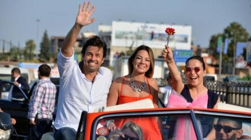 Adana'da Sanat&ccedil;ılar Sevgi Korteji'yle Halkı Selamladı