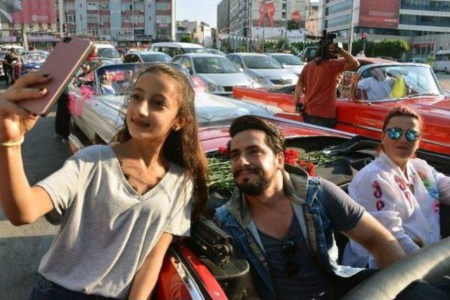 Adana'da Sanatçılar Sevgi Korteji'yle Halkı Selamladı