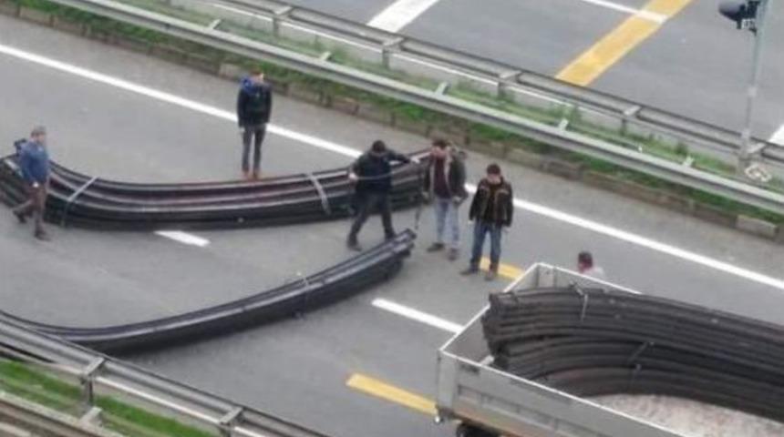 Tırın Dorsesinden Karadeniz Sahil Yolu&rsquo;na D&uuml;şen Demirler Ulaşımı Fel&ccedil; Etti