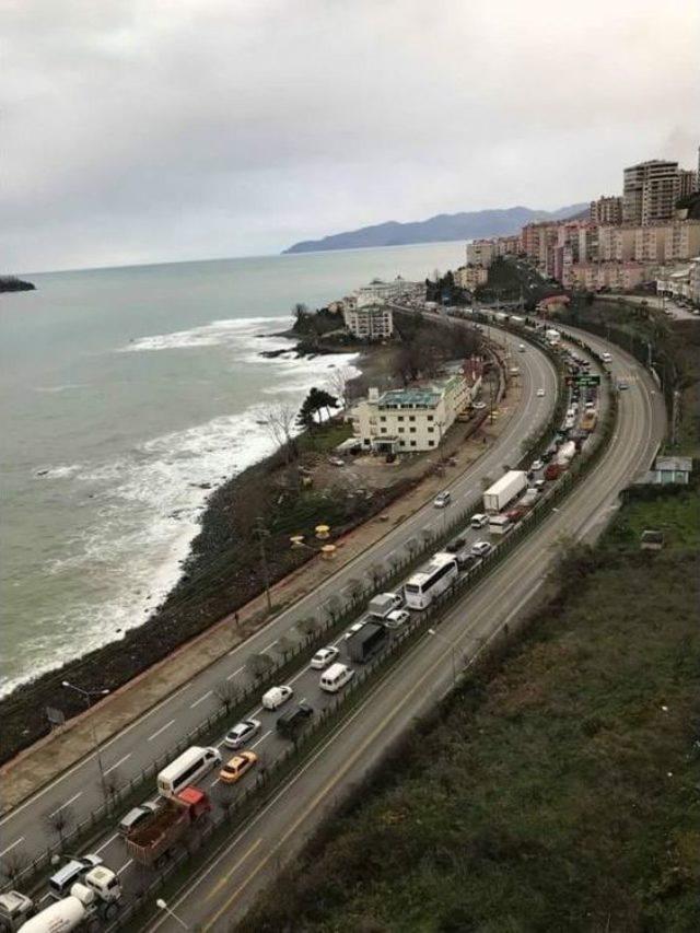 Tırın Dorsesinden Karadeniz Sahil Yolu’na Düşen Demirler Ulaşımı Felç Etti