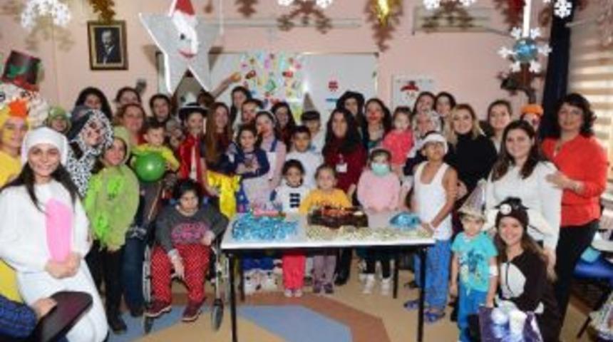 Esog&uuml; Sağlık Uygulama Ve Araştıma Hastanesi B&uuml;y&uuml;k &Ccedil;ocuk Servisi&rsquo;nde Yılbaşı Kutlaması