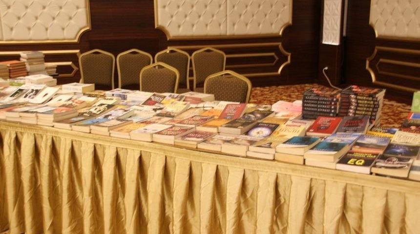 Ak&ccedil;akoca Belediyesi Okul K&uuml;t&uuml;phanelerine Kitap Hediye Etti