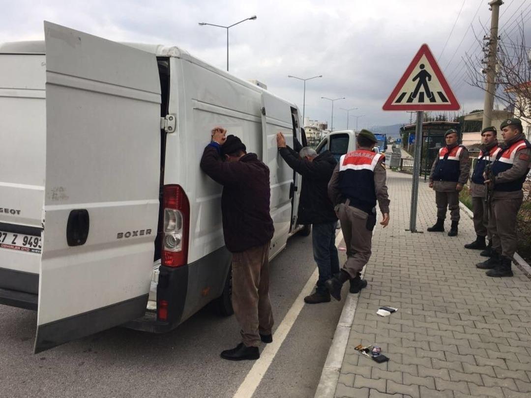 &Ccedil;anakkale&rsquo;de 39 Ka&ccedil;ak Yakalandı