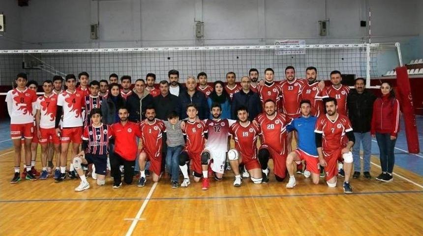 Vali Toprak Voleybol Ma&ccedil;ı İzledi