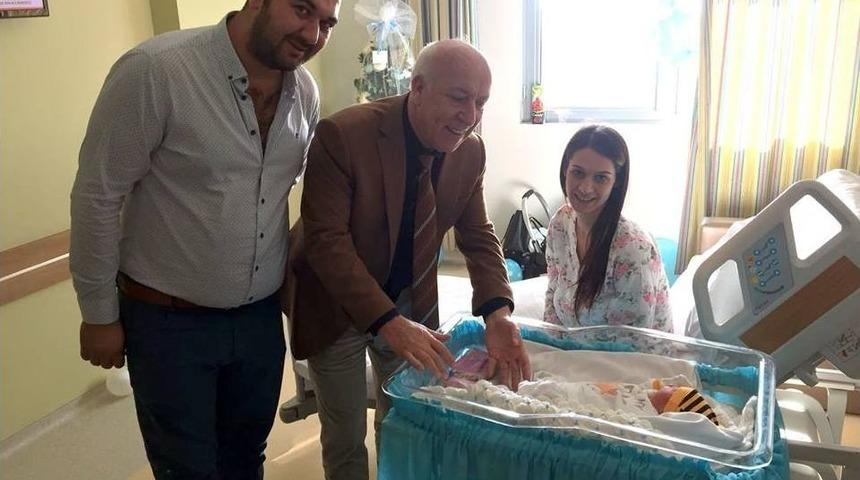 Başkan Uyan 2018 Yılının İlk Bebeğine Hediye Sepetini Verdi