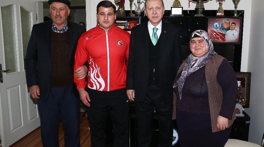 Cumhurbaşkanı Erdoğan Milli G&uuml;reş&ccedil;iyi Evinde Ziyaret Etti