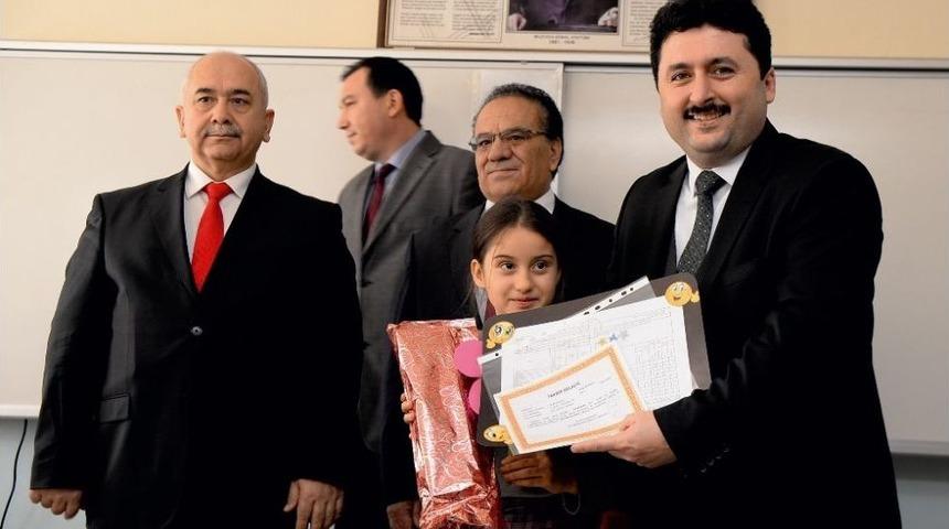 Öğrenciler Karne Ve Hediyelerini Aldılar