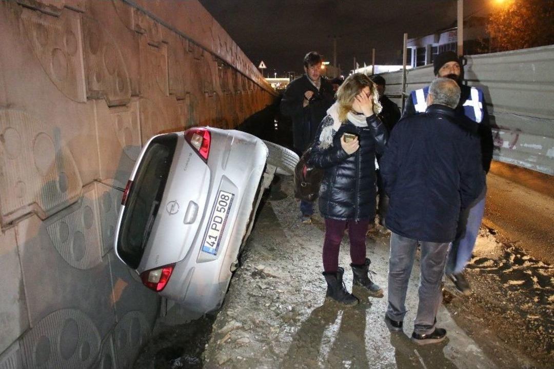 Otomobil İnşaat Boşluğuna D&uuml;şt&uuml;, Kazadan Burnu Bile Kanamadan Kurtuldu