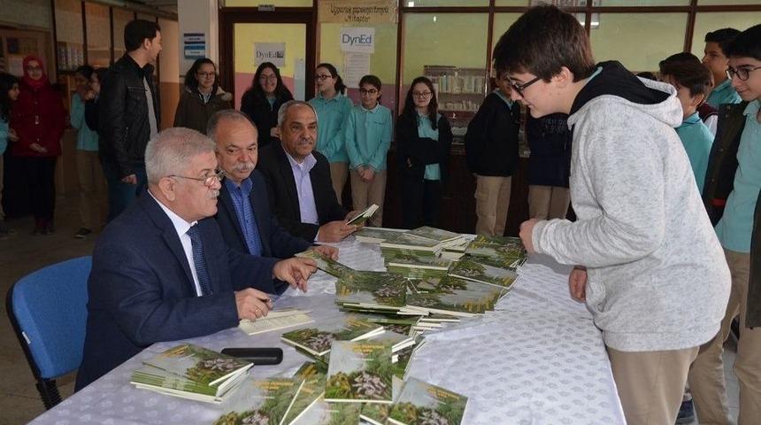 Yazar &Ccedil;apkıner&rsquo;den Gazi Ortaokulu&rsquo;nda İmza G&uuml;n&uuml;