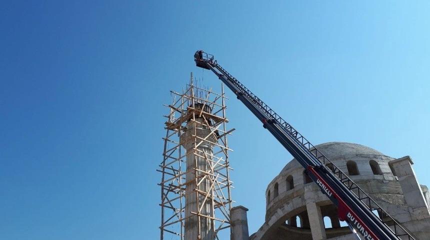 &Ccedil;alıştığı Minarenin İ&ccedil;ine D&uuml;şen İş&ccedil;i Ağır Yaralandı