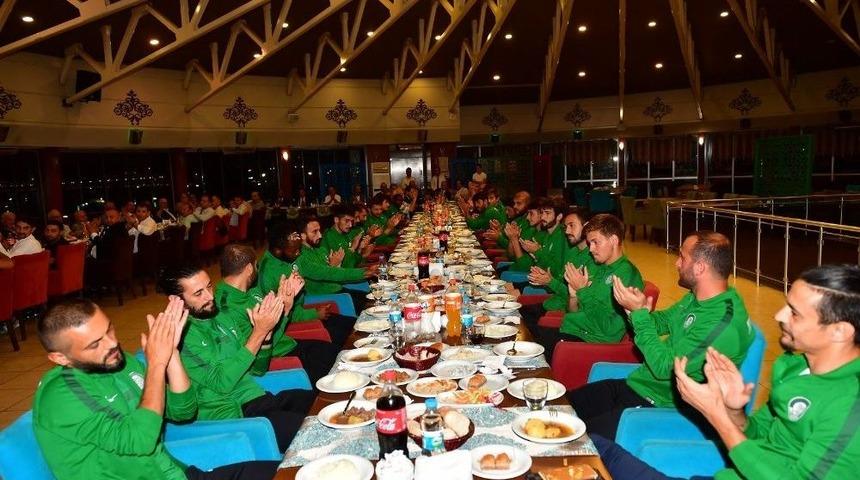 &Uuml;nye 1957 Spor Camiası Yemekte Buluştu