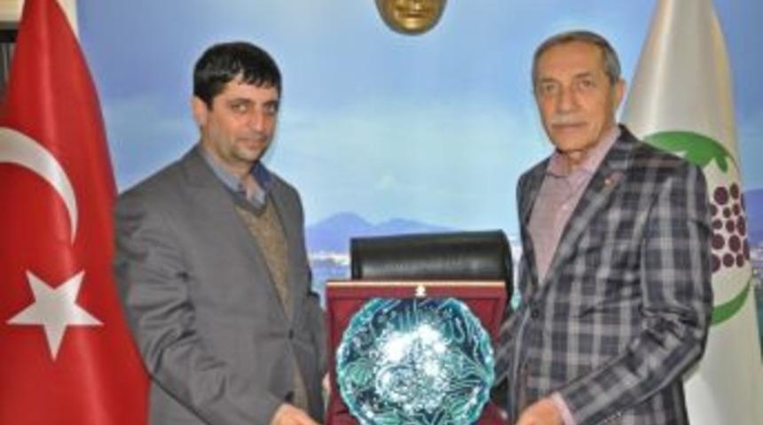 Başkan Yusuf &Ouml;zdemir&rsquo;den Agad Başkanı Aslan&rsquo;a Plaket