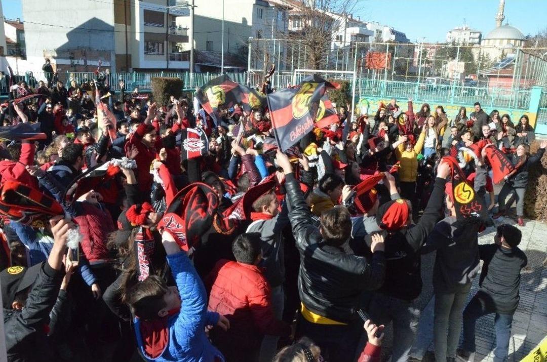 Bando Es-es Ve Trib&uuml;n Grubu Nefer&rsquo;den &Ccedil;ocuklara Karne Hediyesi