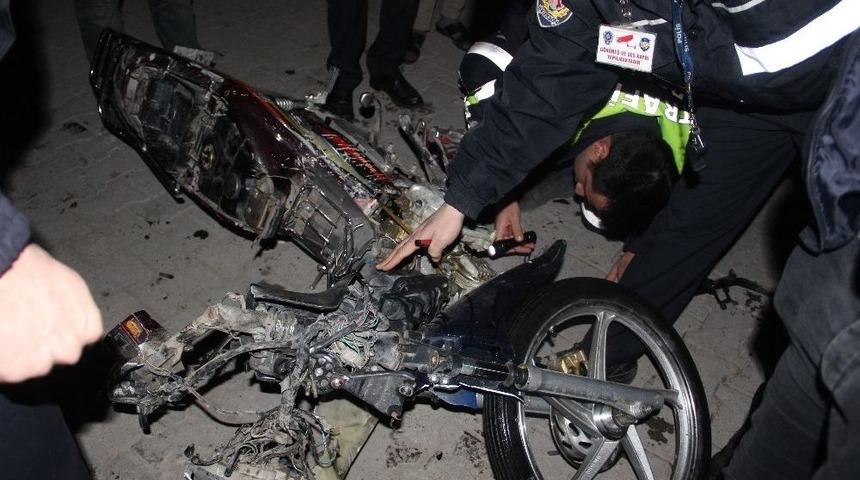 Motosikletteki 4 Kişilik Aileyi Ezen S&uuml;r&uuml;c&uuml; Ka&ccedil;mak İ&ccedil;in Aracını Kalabalığın &Uuml;zerine S&uuml;rd&uuml;