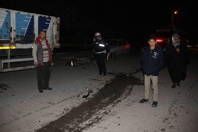 Motosikletteki 4 Kişilik Aileyi Ezen Sürücü Kaçmak İçin Aracını Kalabalığın Üzerine Sürdü 1