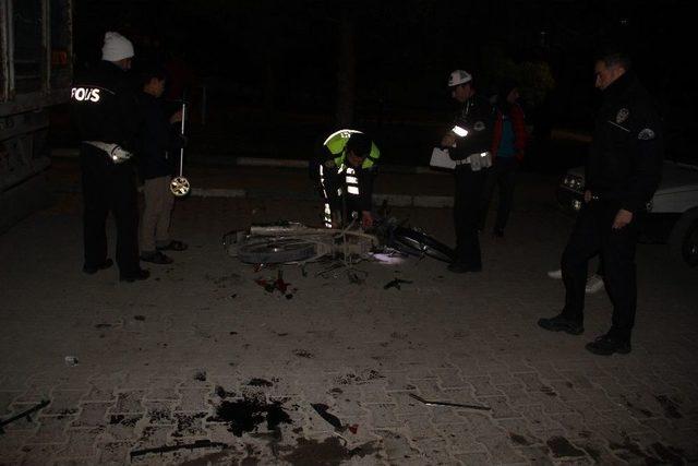 Motosikletteki 4 Kişilik Aileyi Ezen Sürücü Kaçmak İçin Aracını Kalabalığın Üzerine Sürdü 2