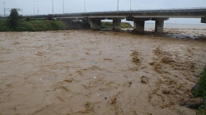 Rize&rsquo;de Dereler Taştı