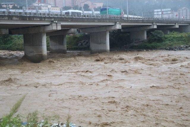 Rize’de Dereler Taştı