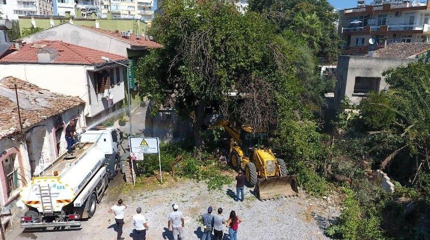 Sit Alanı İ&ccedil;inde Tehdit Oluşturan Metruk Binaların Yıkımına Başlandı