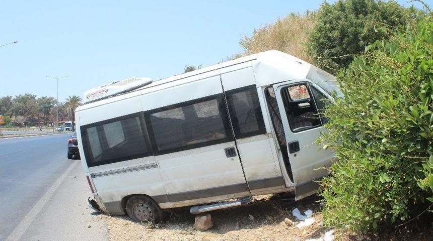 Karşı Şeride Ge&ccedil;en Minib&uuml;s İstinat Duvarına &Ccedil;arparak Durabildi: 1 Yaralı