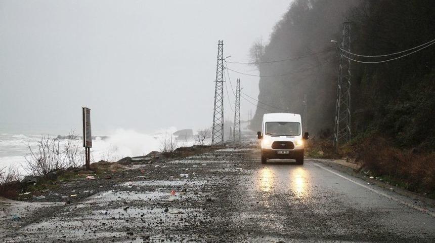 Rize&rsquo;de Dev Dalgalar Otoyola &Ccedil;ıktı