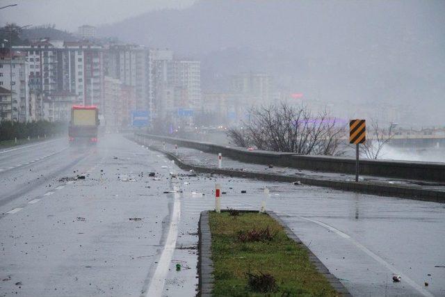 Rize’de Dev Dalgalar Otoyola Çıktı