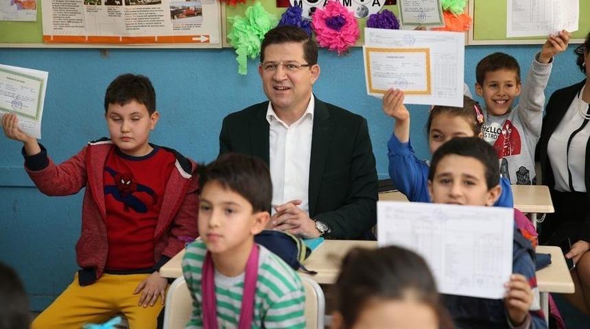 Başkan Subaşıoğlu &Ouml;ğrencilerin Karne Heyecanına Ortak Oldu