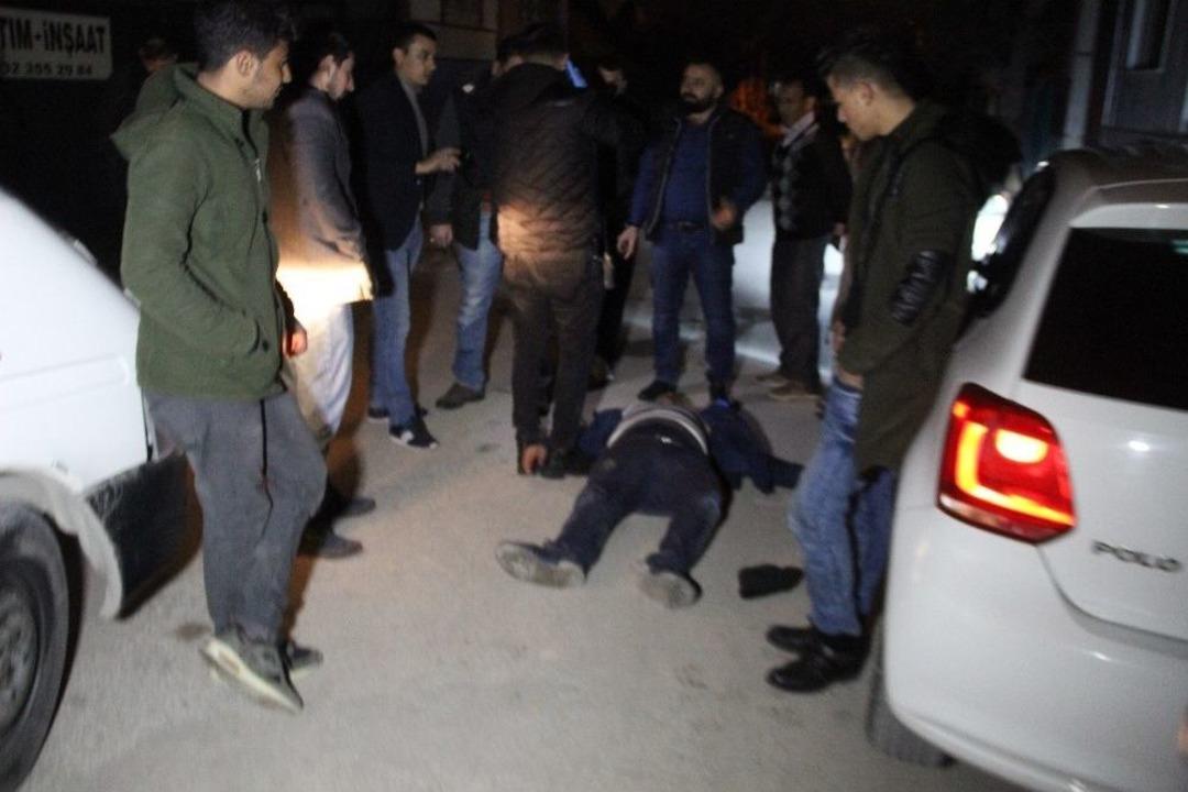 &Ouml;nce D&ouml;vd&uuml;ler Sonra Polise Teslim Ettiler