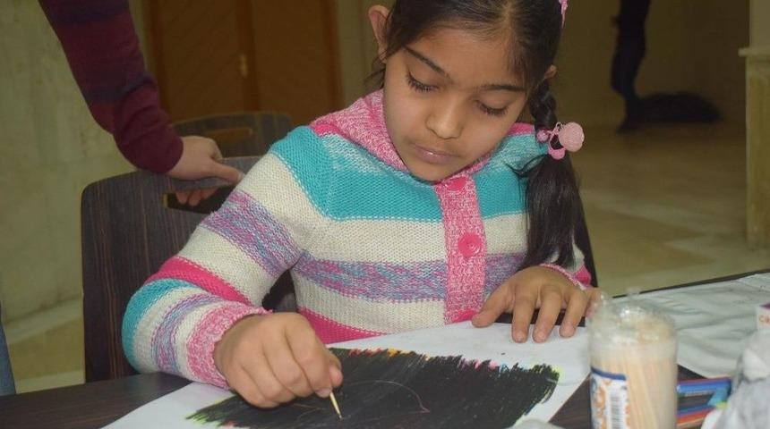 Suriyeli &Ccedil;ocuklar Hayallerini Resimlerle Anlattılar