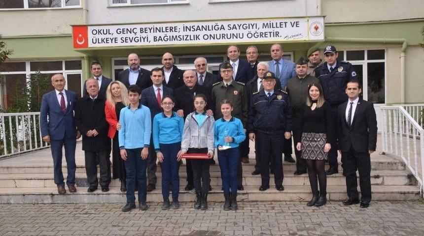 Vali İpek Erfelek&rsquo;te Karne Dağıttı