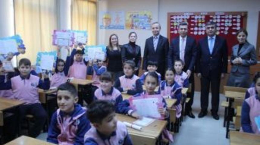 Kaymakam Ke&ccedil;eli &Ouml;ğrencilere Karne Dağıttı