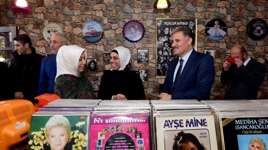 Fotoğraf Makinesi M&uuml;zesini Gezen Ravza Kavakcı Kan: