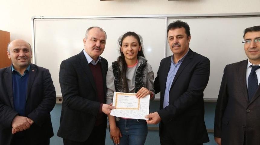 Başkan G&uuml;rlesin, &Ouml;ğrencilerin Karne Heyecanını Paylaştı