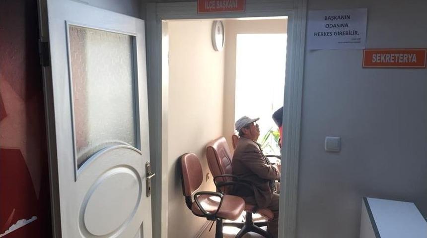 Makam Odasının Kapısını Söktü