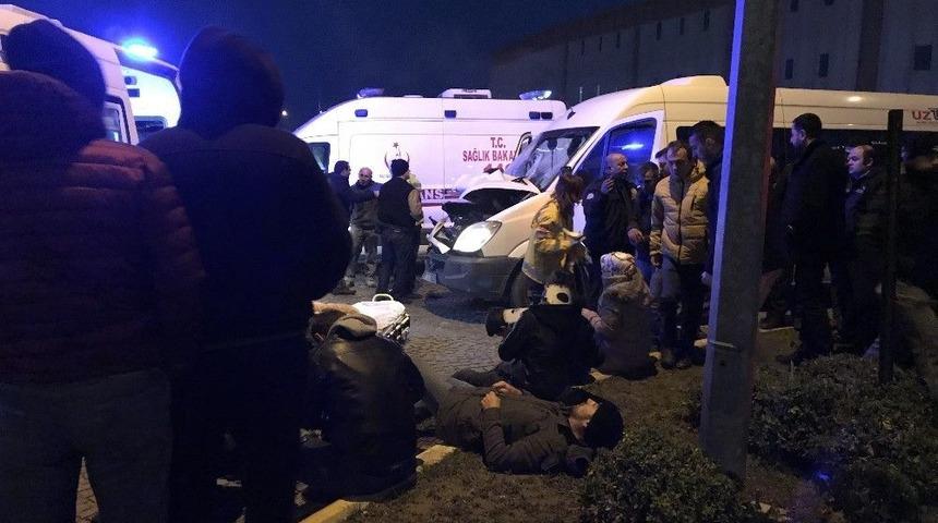 Servis Aracı Duran Kamyona &Ccedil;arptı: 12 Yaralı