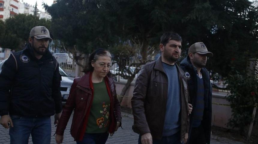 Antalya&rsquo;da Fet&ouml; Firarisi Eski Hakim Ve Savcı Eşi Vitrin Arkasında Yakalandı