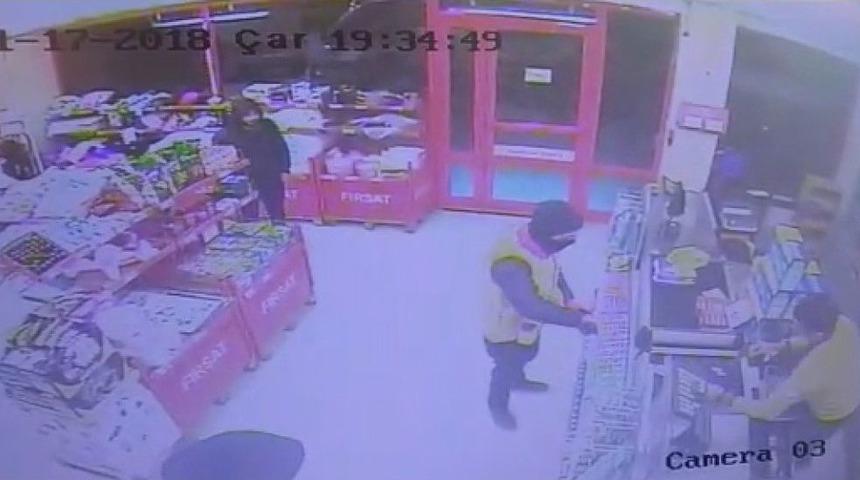 Marketi Silahla Soyan 2 Ş&uuml;pheli Paraları Harcayamadan Yakalandı